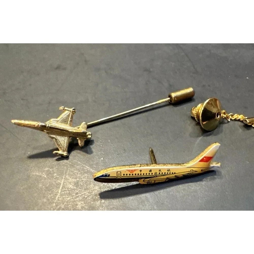 2 Vintage Gold Tone & Enamel Airplane Passenger Plane Tie  Tack Lapel Hat‎ Pin